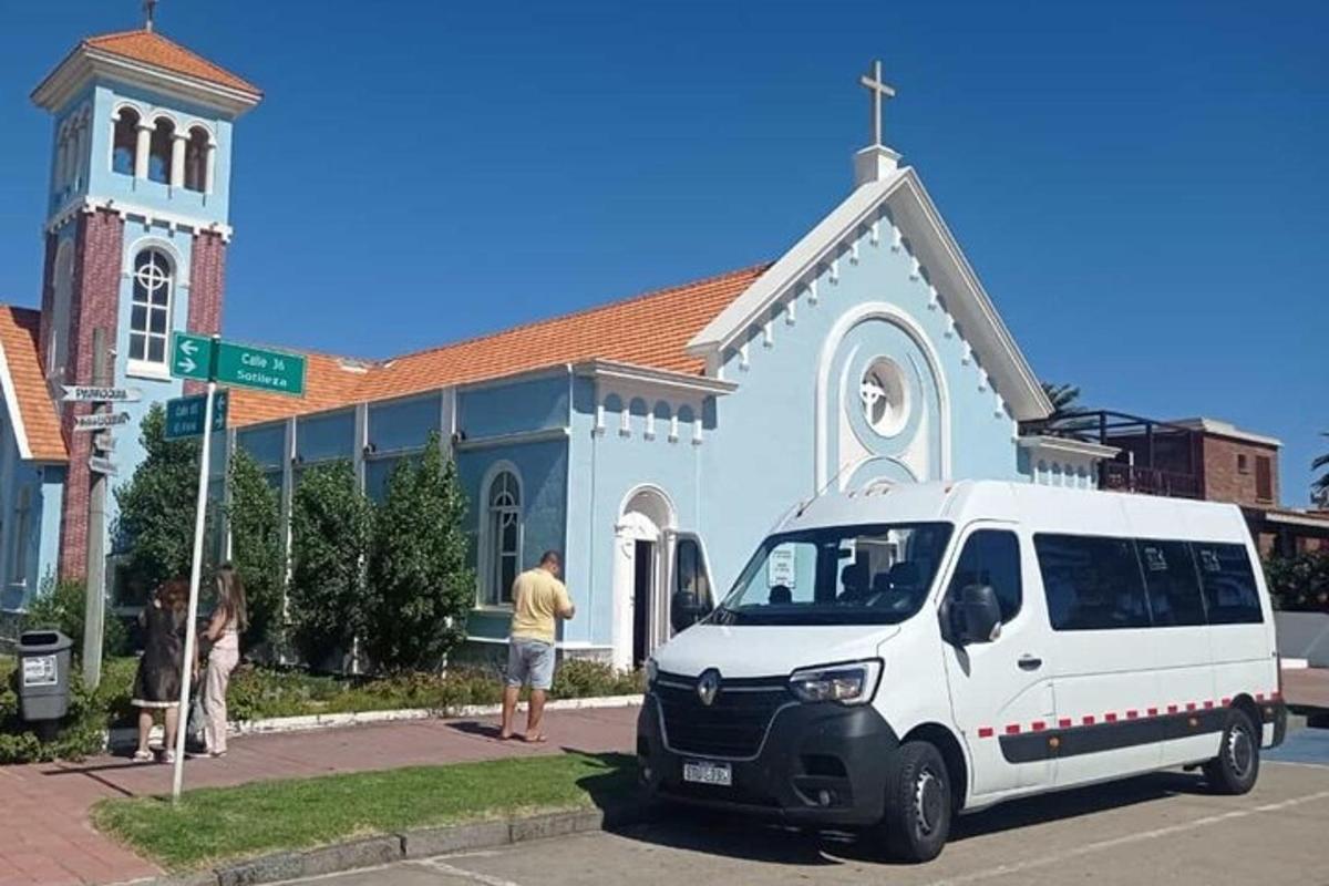 Ένα άσπρο βαν παρκαρισμένο μπροστά από μια εκκλησία