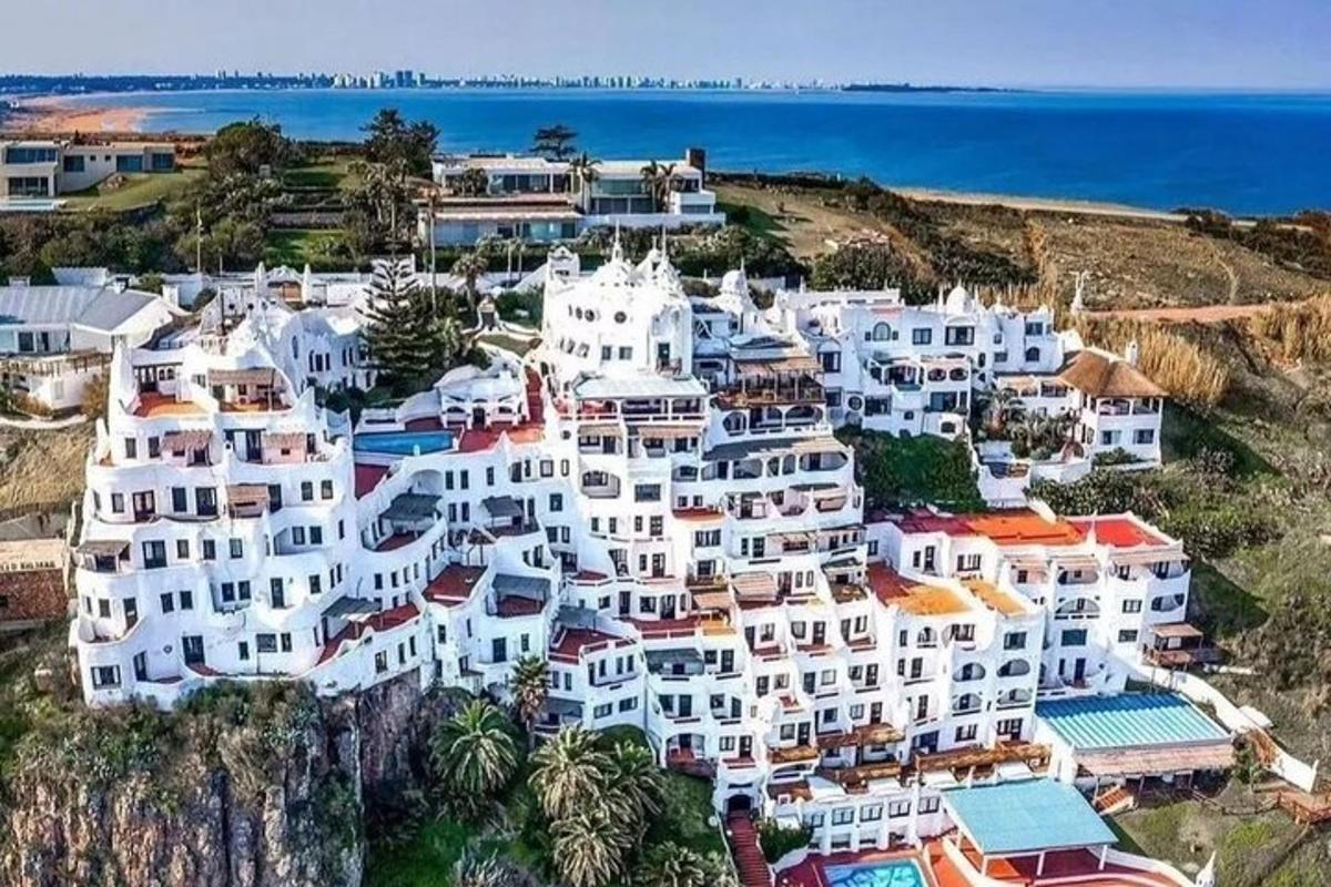 μια εναέρια άποψη ενός μεγάλου λευκού κτιρίου