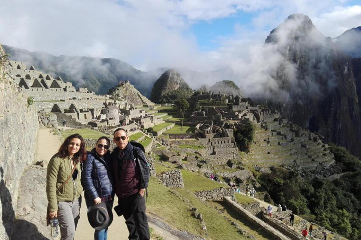 un gruppo di persone in piedi sulla cima di una montagna