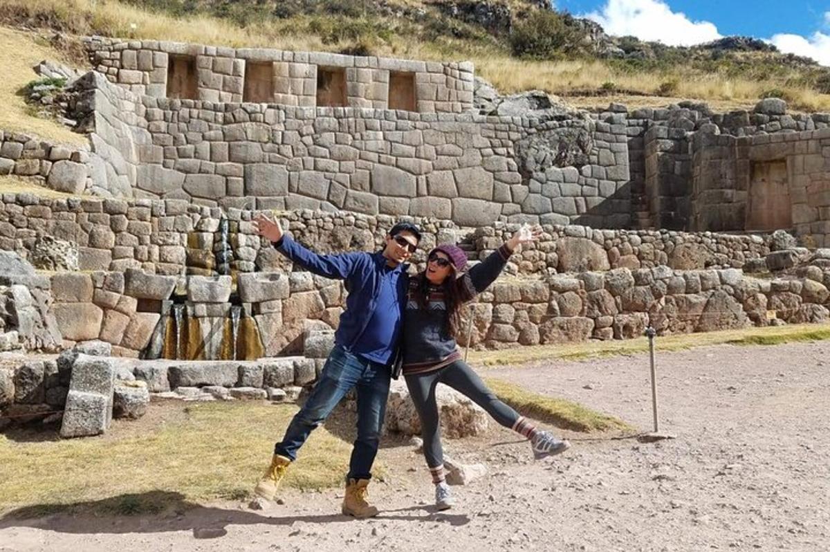 un uomo e una donna in posa davanti a delle rovine