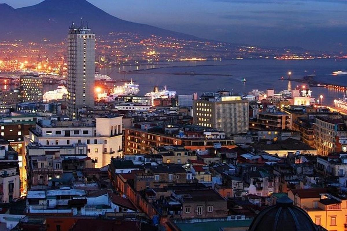 Una vista de una ciudad de noche con el agua.