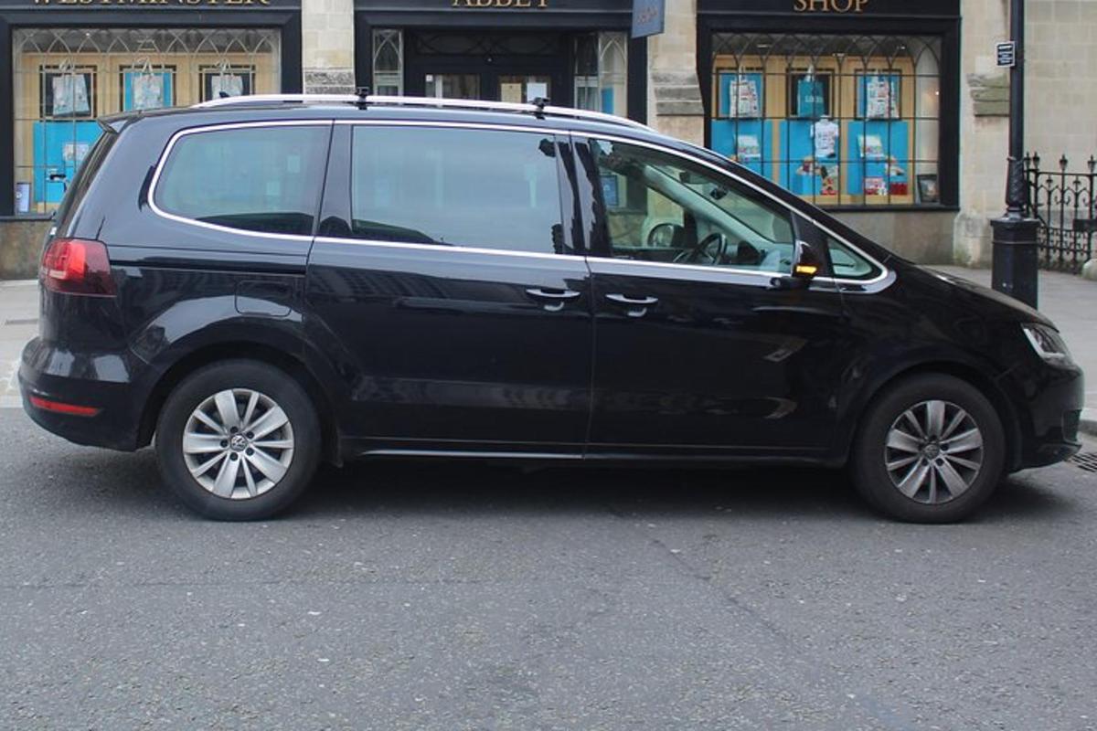 sebuah minivan hitam diletakkan di tepi jalan