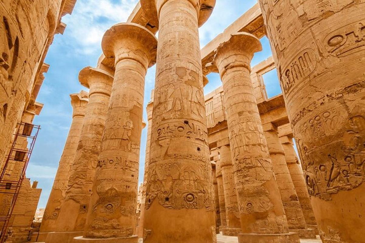 una vista de las columnas del templo