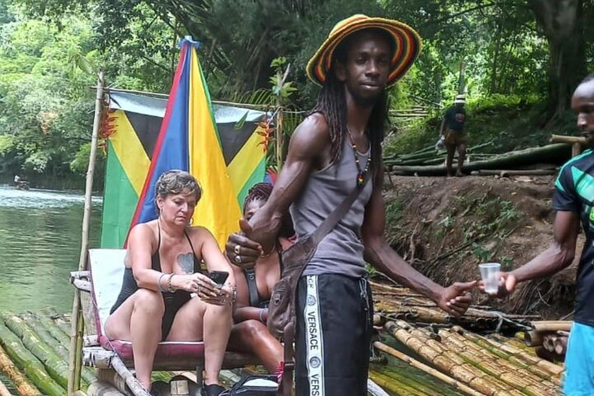 un gruppo di persone su una zattera in acqua