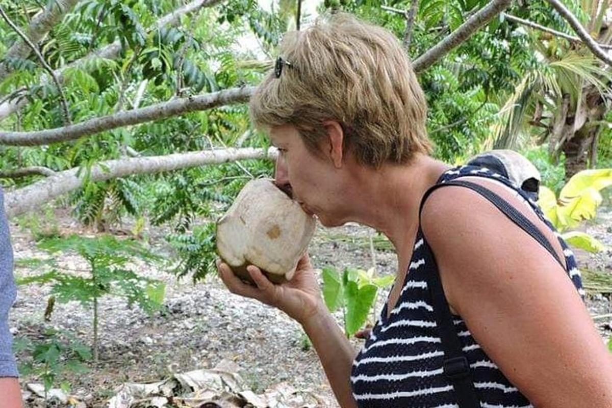 un bărbat mâncând o minge într-o pădure