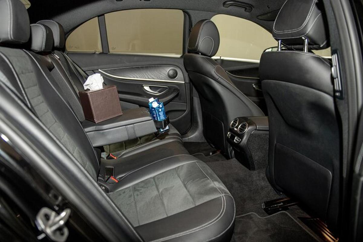 ein Blick auf den Rücksitz eines Autos