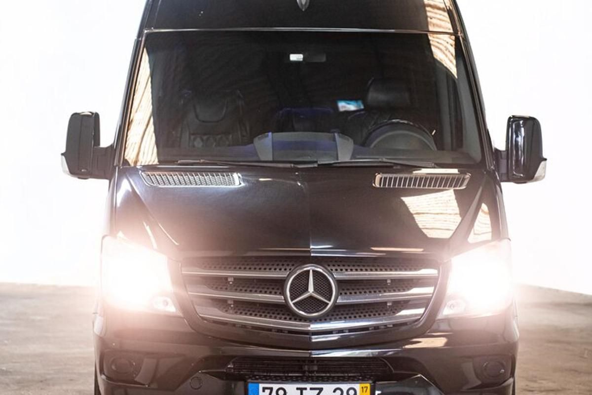 ein Mercedes-Benz-LKW auf einem Parkplatz geparkt