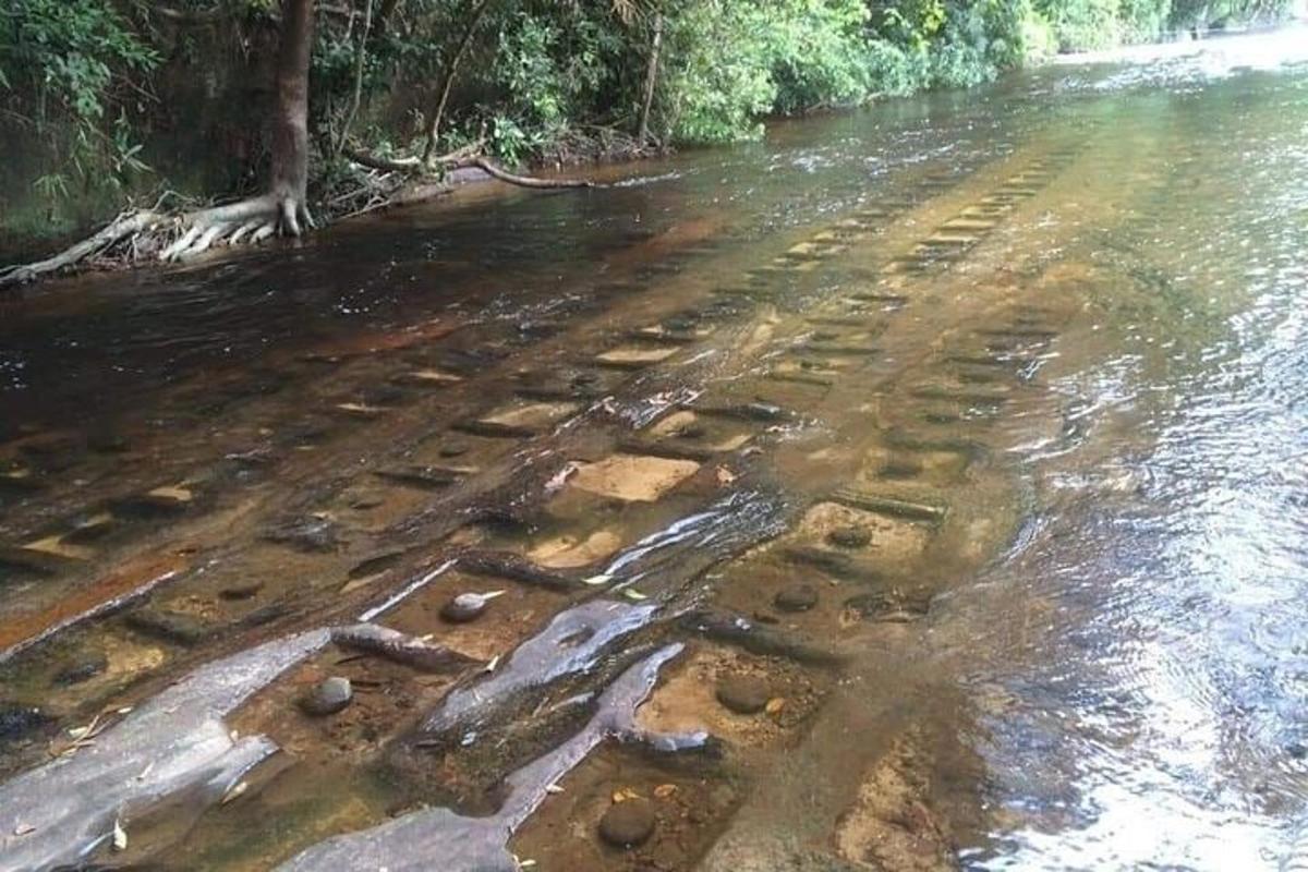 ένα ποτάμι με πέτρες στη μέση του νερού
