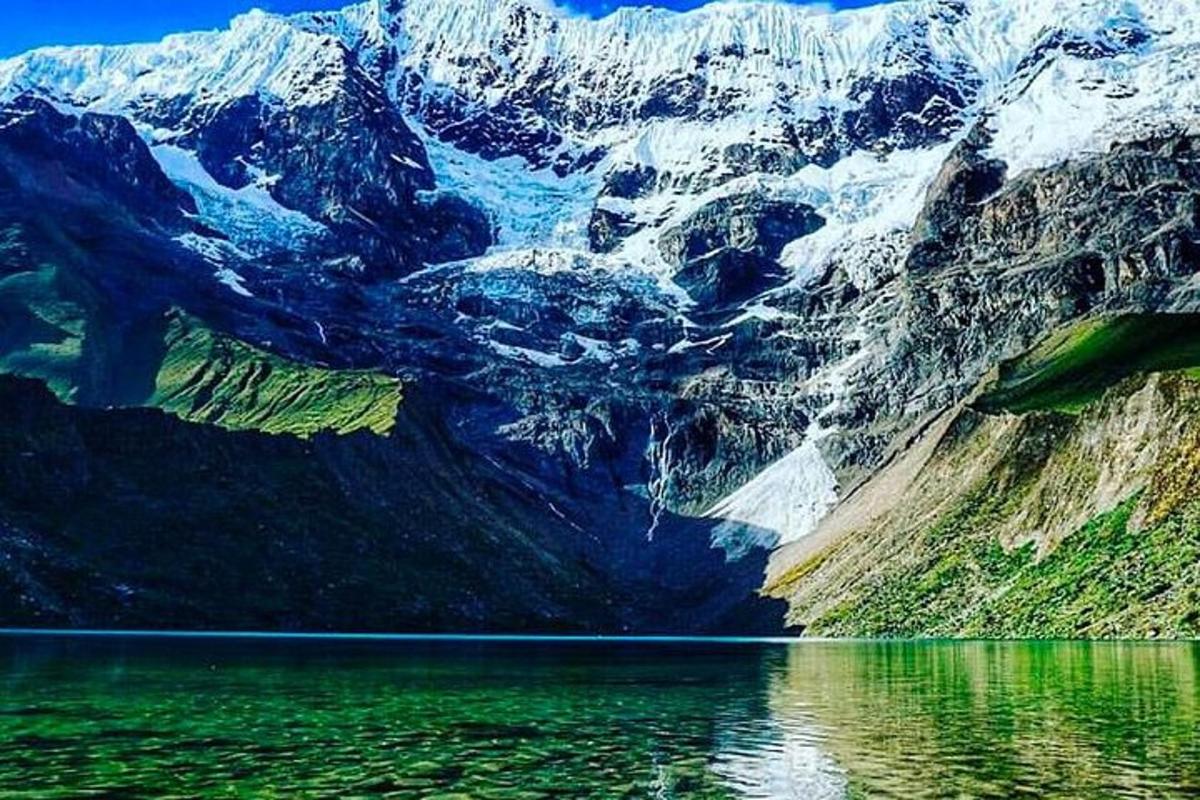 una vista de una montaña con un cuerpo de agua