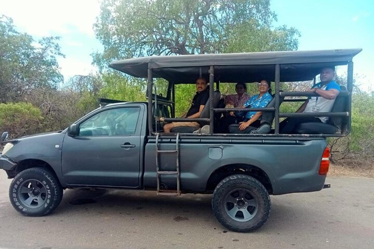 Un grupo de personas que viajan en la parte trasera de un camión