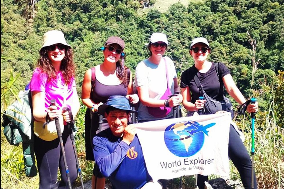 un gruppo di persone in posa con un cartello con la scritta "Esploratore del mondo"