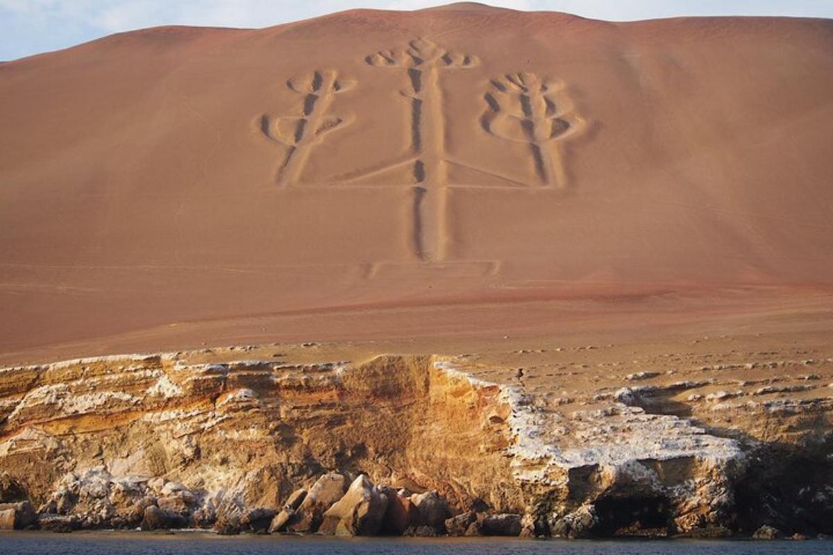 una duna di sabbia con tre croci nel deserto