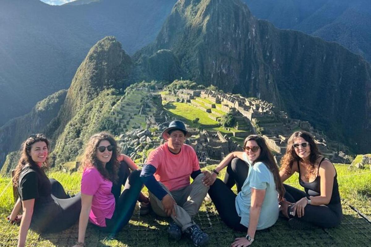 un gruppo di persone sedute in cima a una montagna