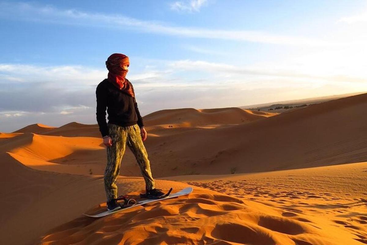 un uomo in piedi su uno snowboard nel deserto