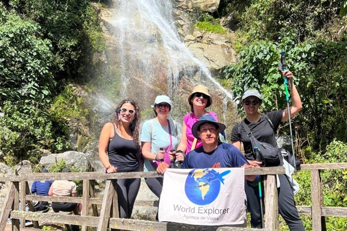 un gruppo di persone in posa davanti a una cascata