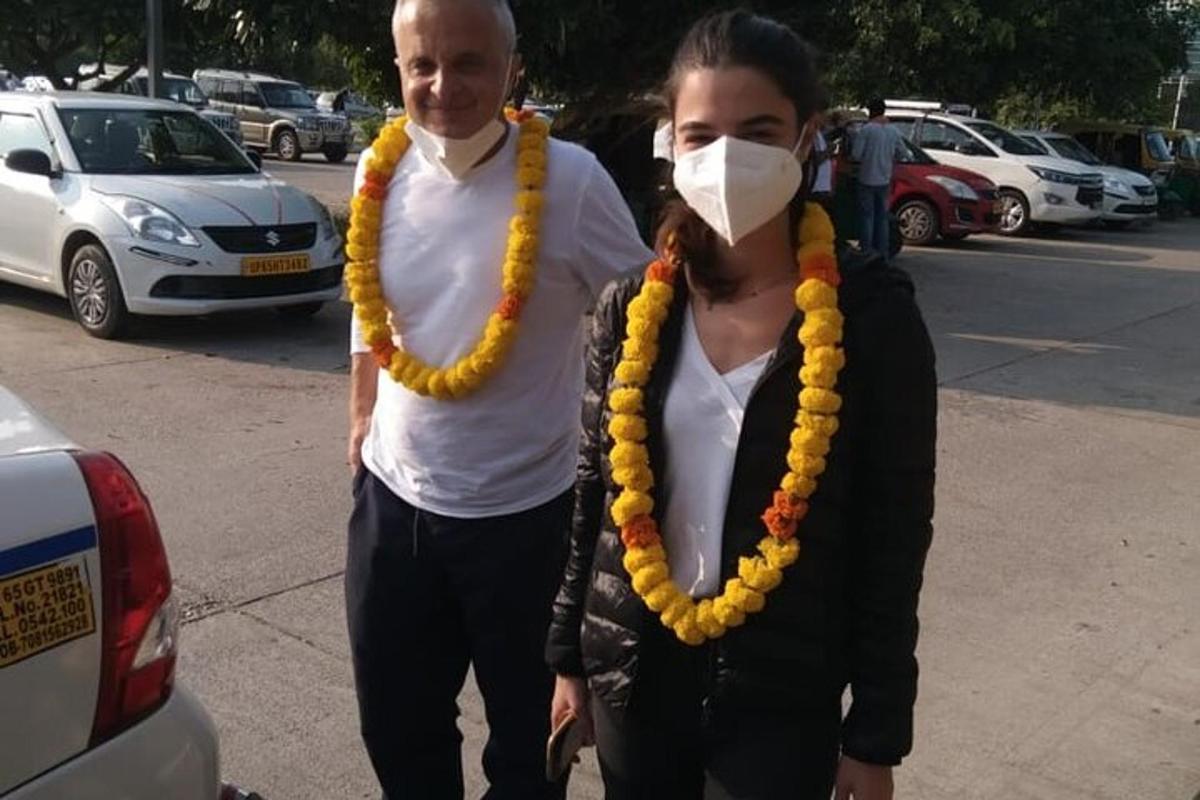muž a žena s rouškou na obličeji