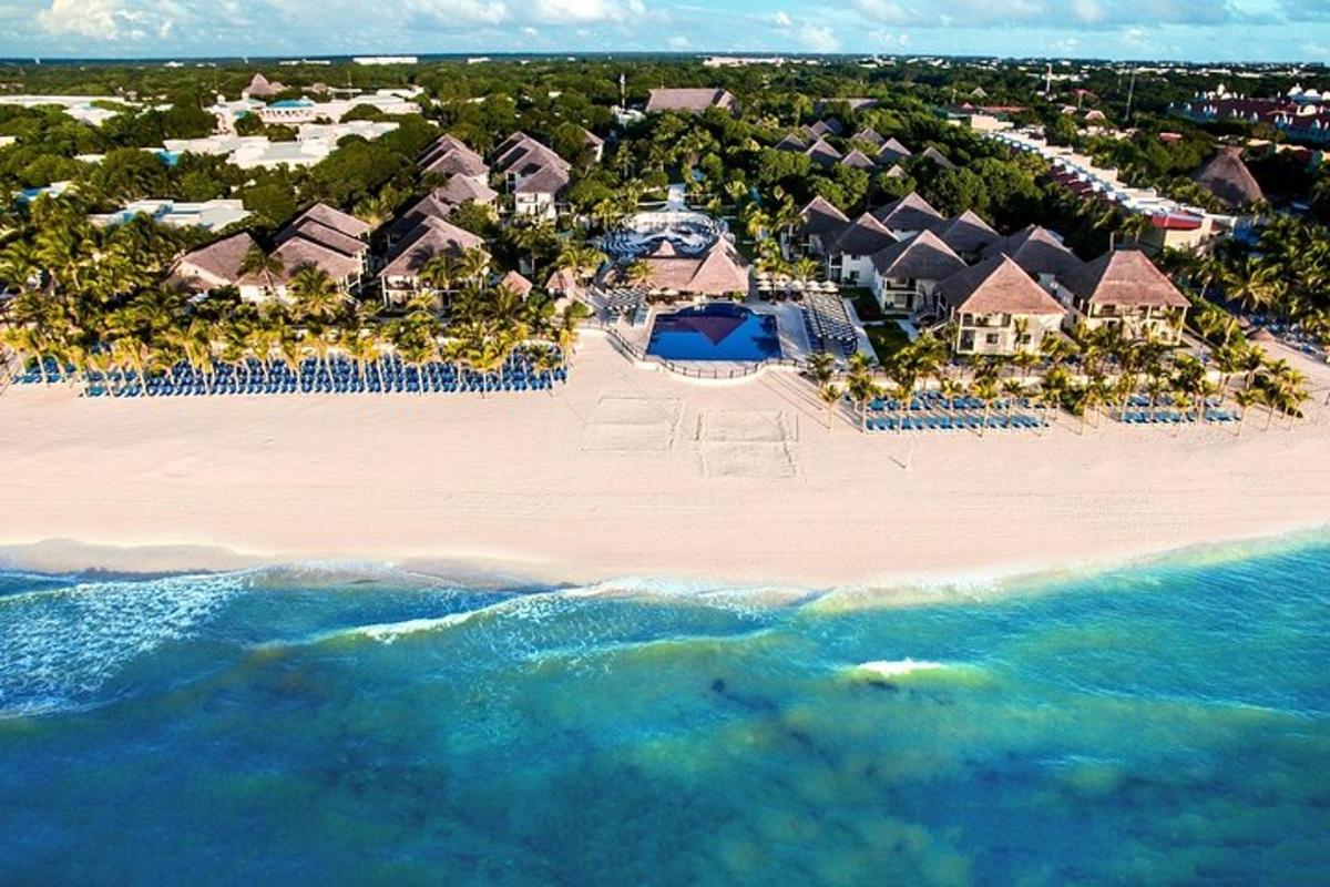 uma vista aérea de um resort na praia