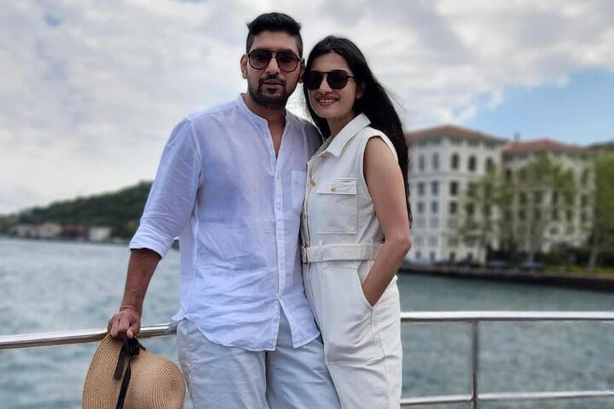 un uomo e una donna in piedi su una barca