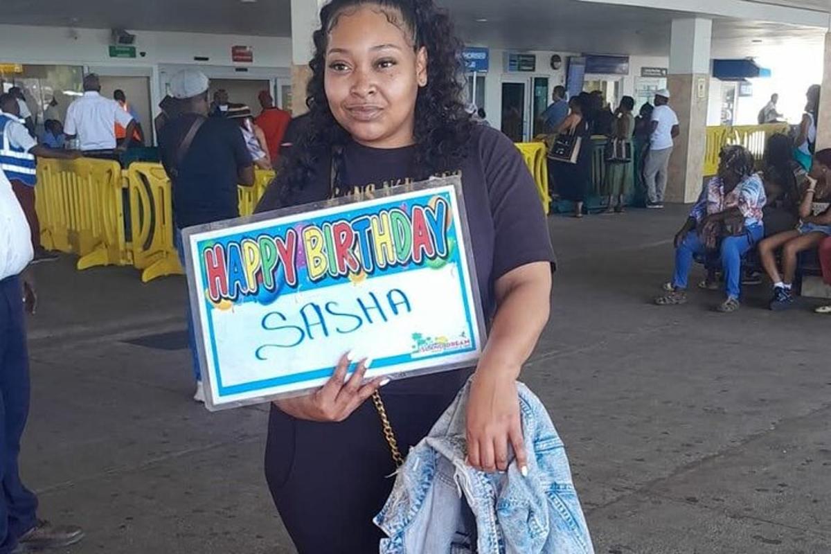 seorang wanita memegang papan tanda selamat hari lahir kakak
