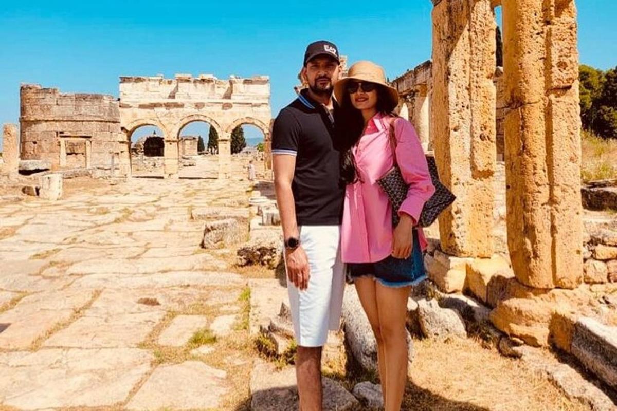 un uomo e una donna in piedi tra le rovine