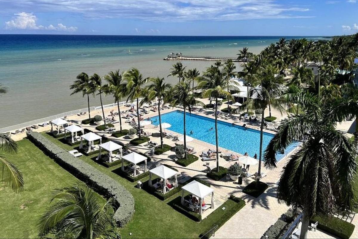 Una vista aérea de un resort con piscina y el océano.