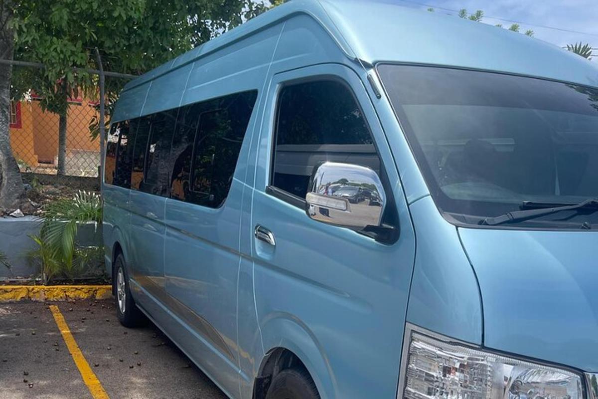 modrá dodávka zaparkovaná na parkovišti