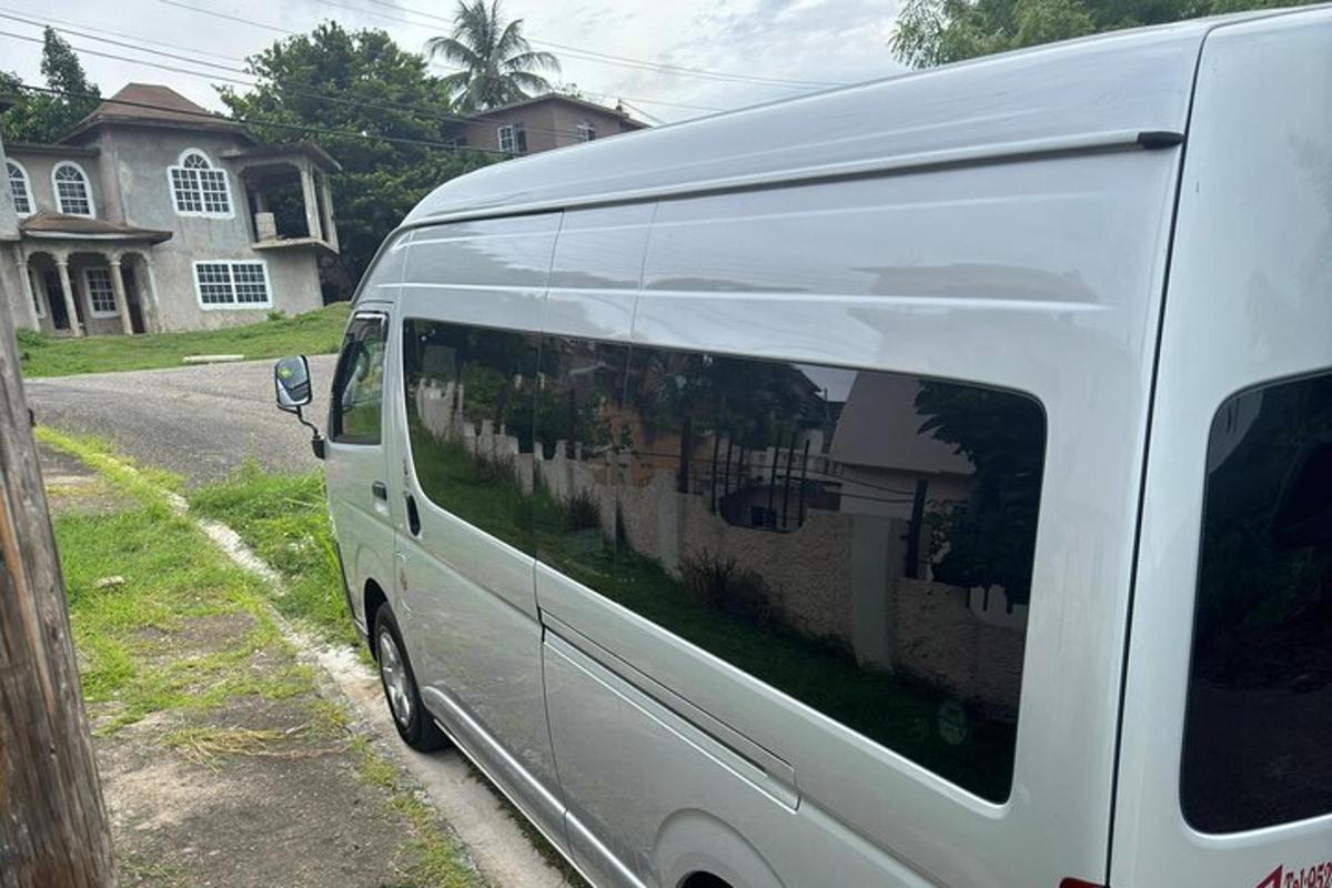 isang puting van ang nakaparada sa gilid ng isang kalye