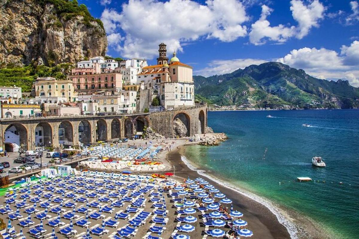 una spiaggia con un mucchio di ombrelloni e l'oceano