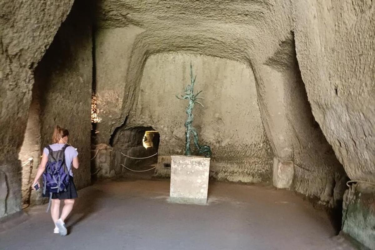 una donna che cammina attraverso un tunnel in un museo