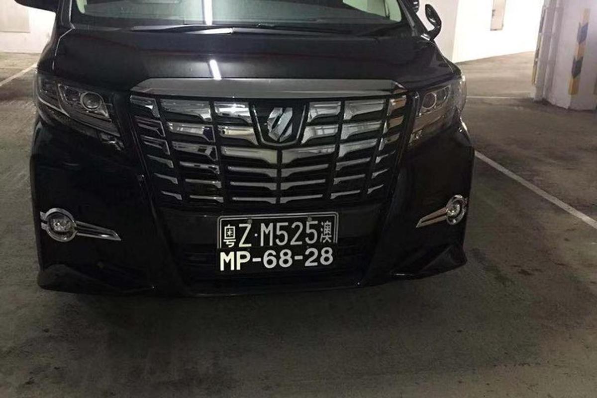 černé auto je zaparkované v garáži