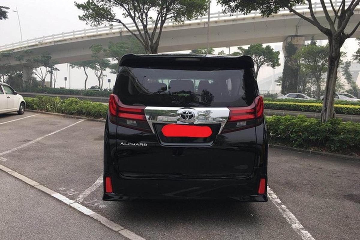 ein schwarzes Auto auf einem Parkplatz