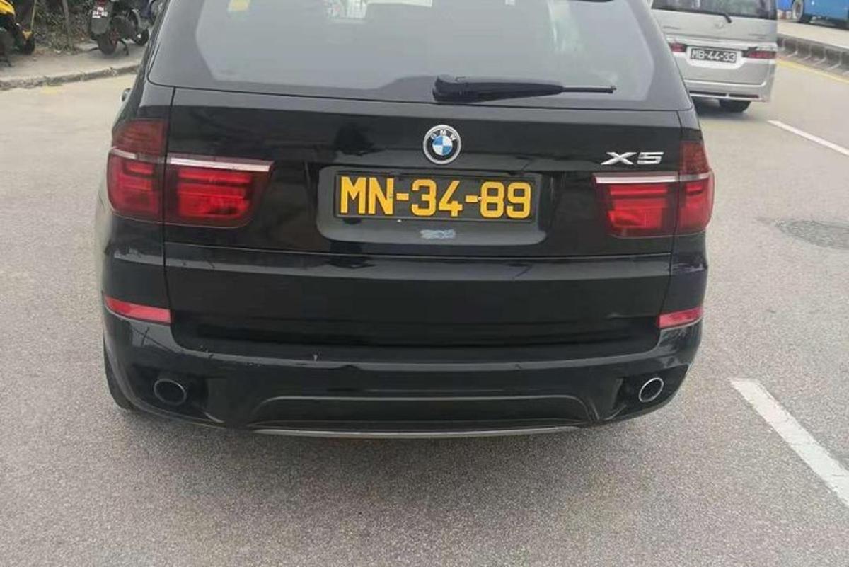 ένα μαύρο αυτοκίνητο είναι παρκαρισμένο σε ένα πάρκινγκ