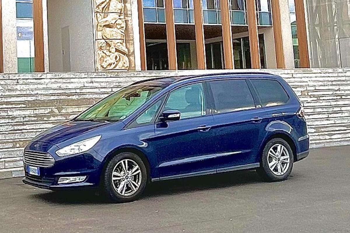 синя кола, паркирана пред сграда