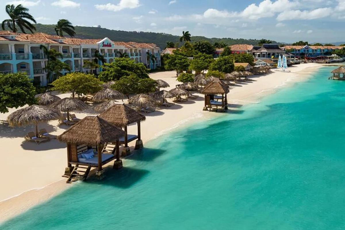 zračni pogled na plažo s senčniki in ocean