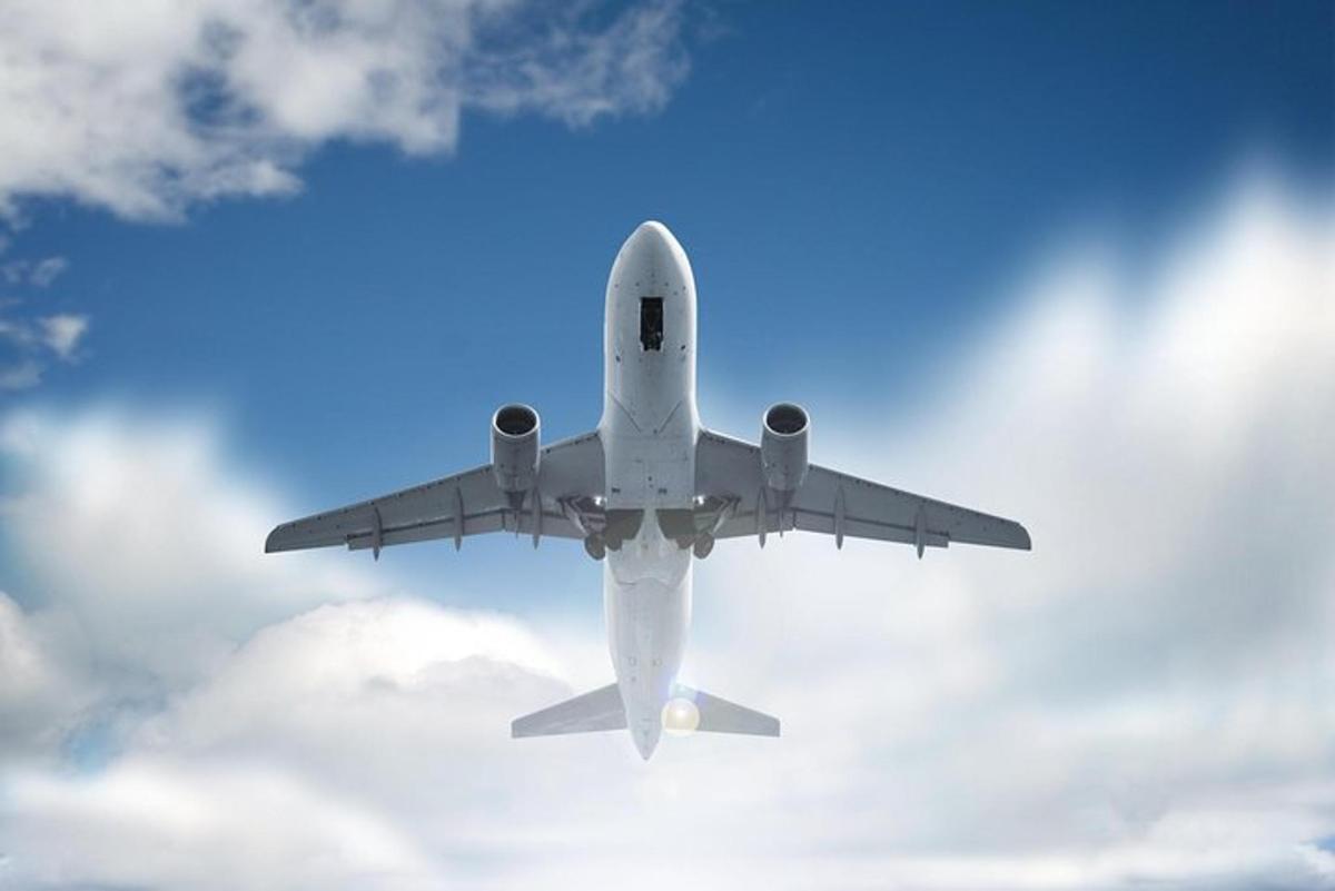 et fly som flyr gjennom en overskyet himmel