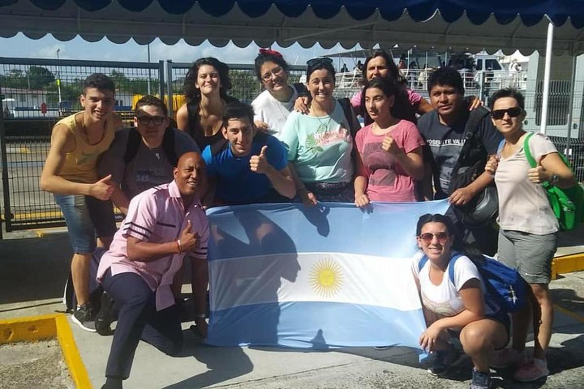 un gruppo di persone che posano per una foto tenendo una bandiera