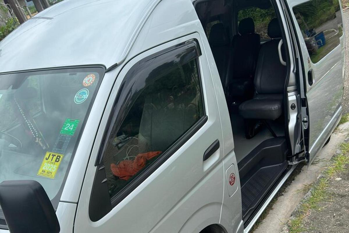 bel kombi parkiran ob strani ulice