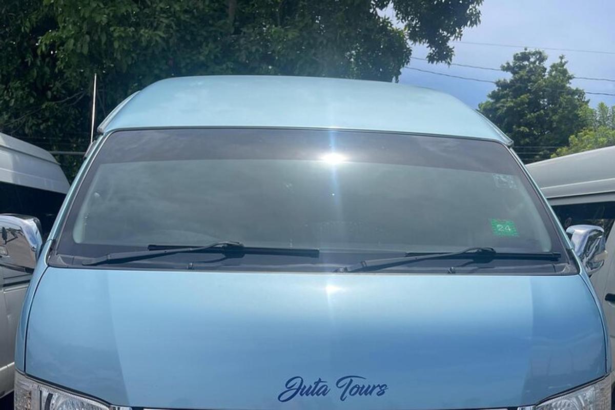 un finestrino anteriore di un furgone blu con tergicristalli