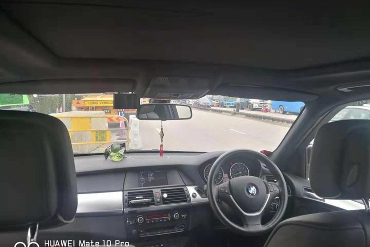 μια άποψη του ταμπλό ενός αυτοκινήτου με τιμόνι