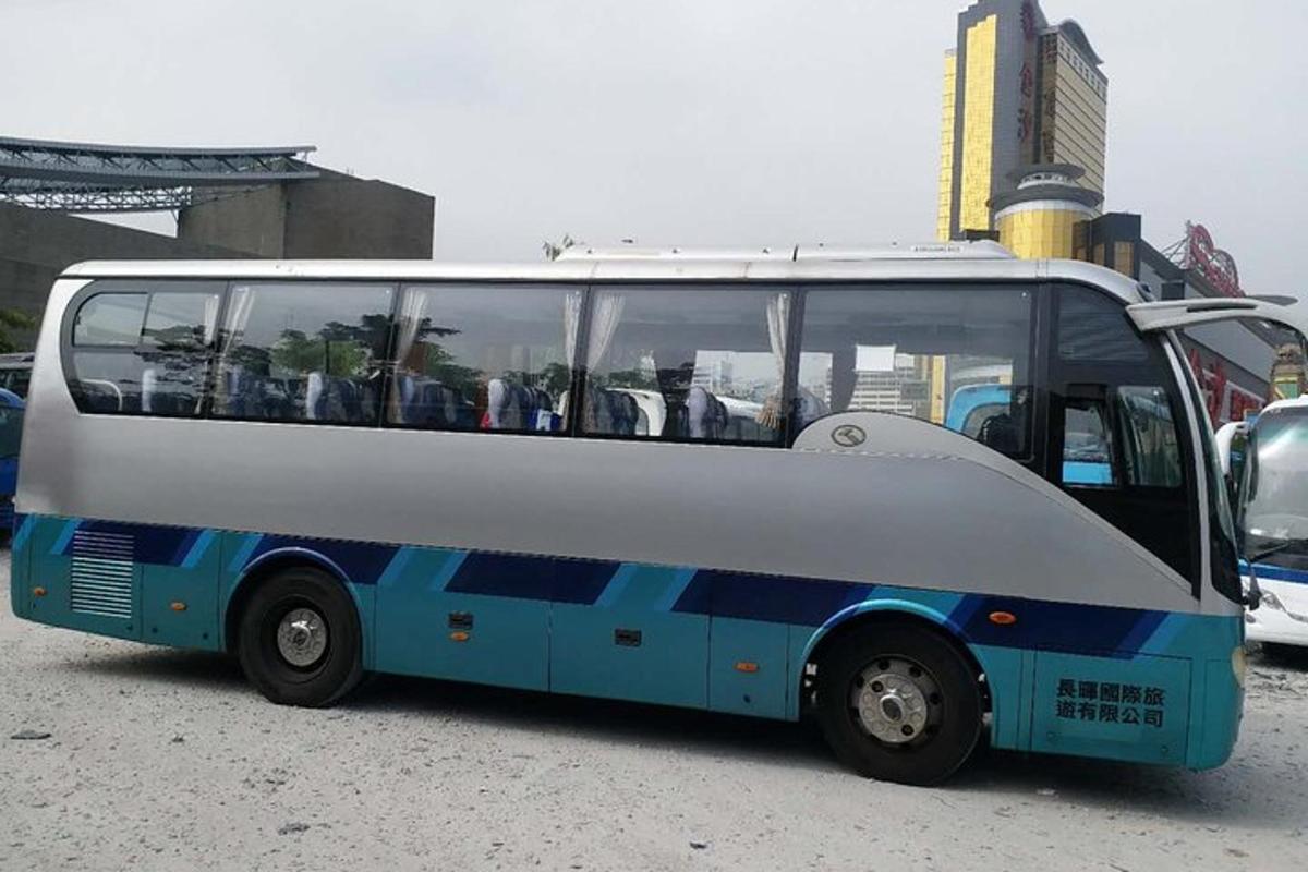 un autobus blu e bianco parcheggiato in un parcheggio