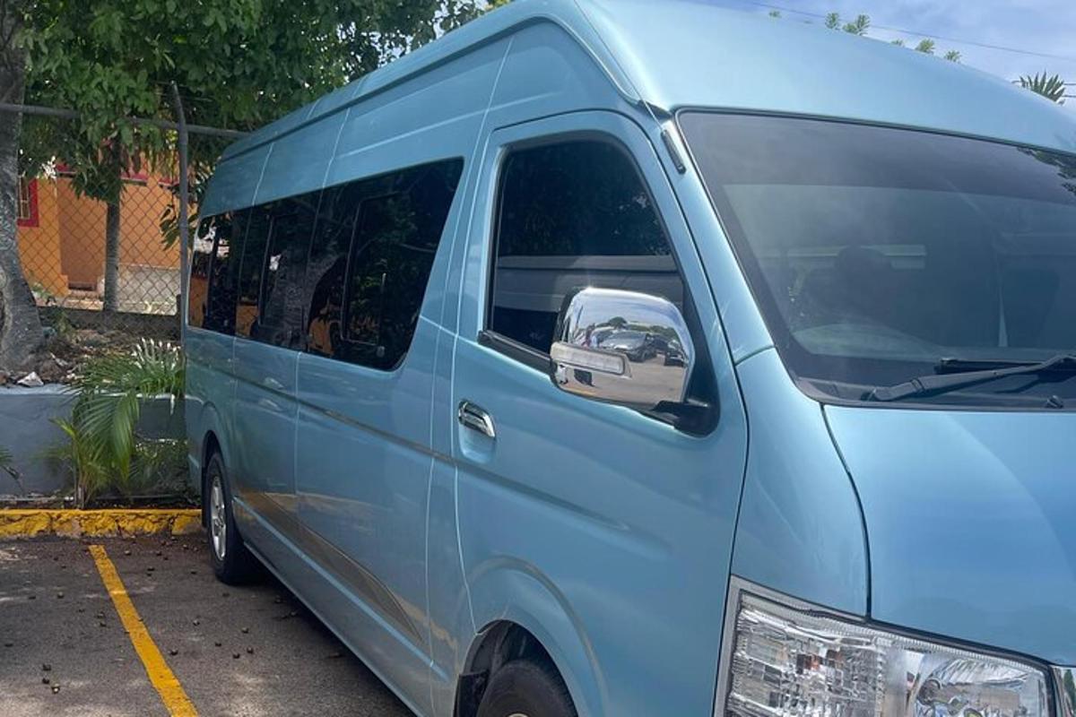 un furgone blu parcheggiato in un parcheggio