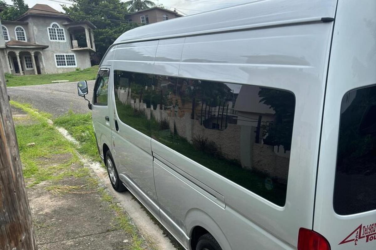 bel kombi parkiran ob strani ulice