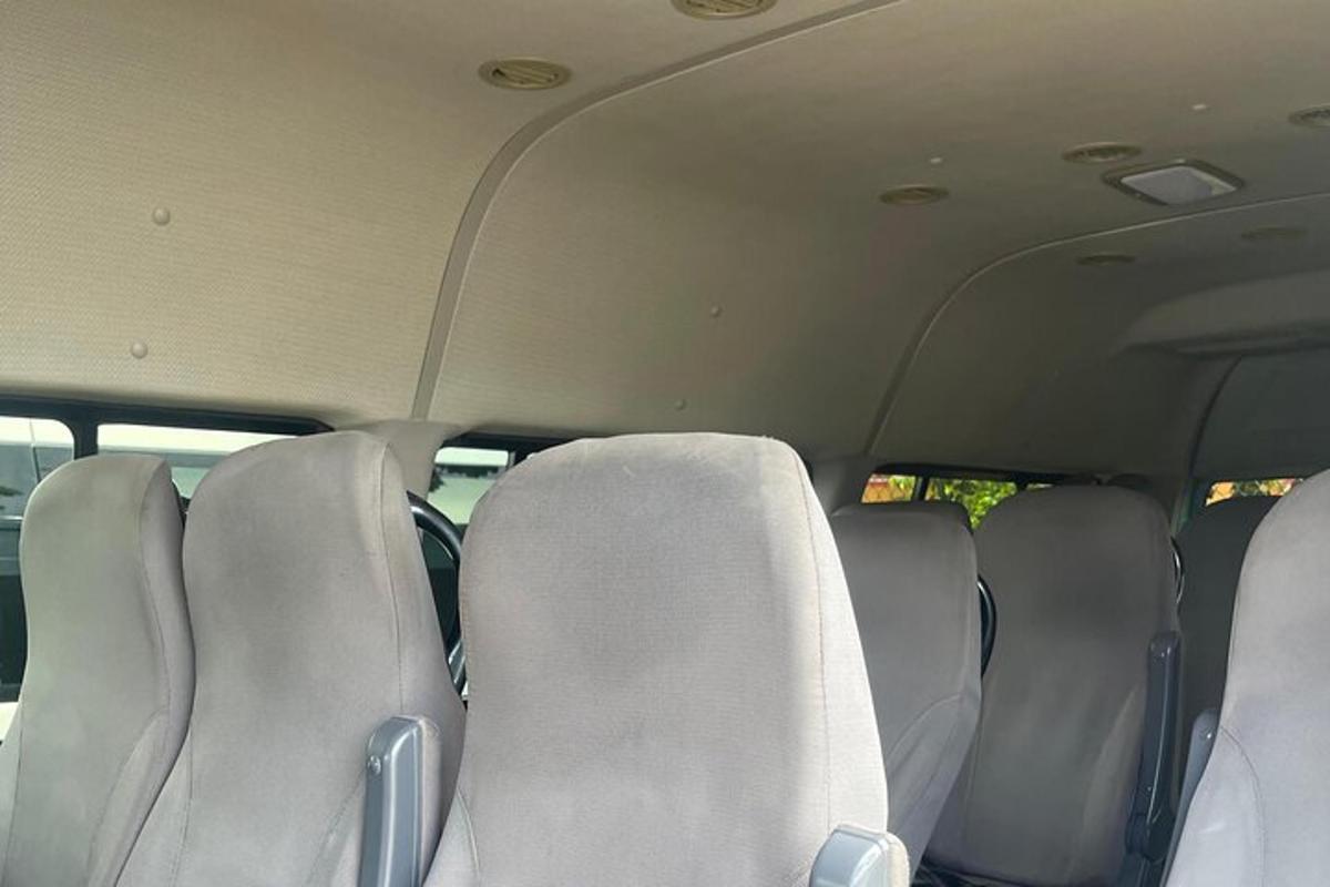 een rij lege stoelen in een auto