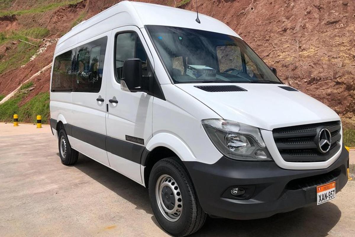 sebuah van putih diletakkan di tempat letak kereta