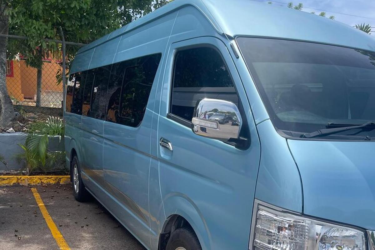 un furgone blu parcheggiato in un parcheggio