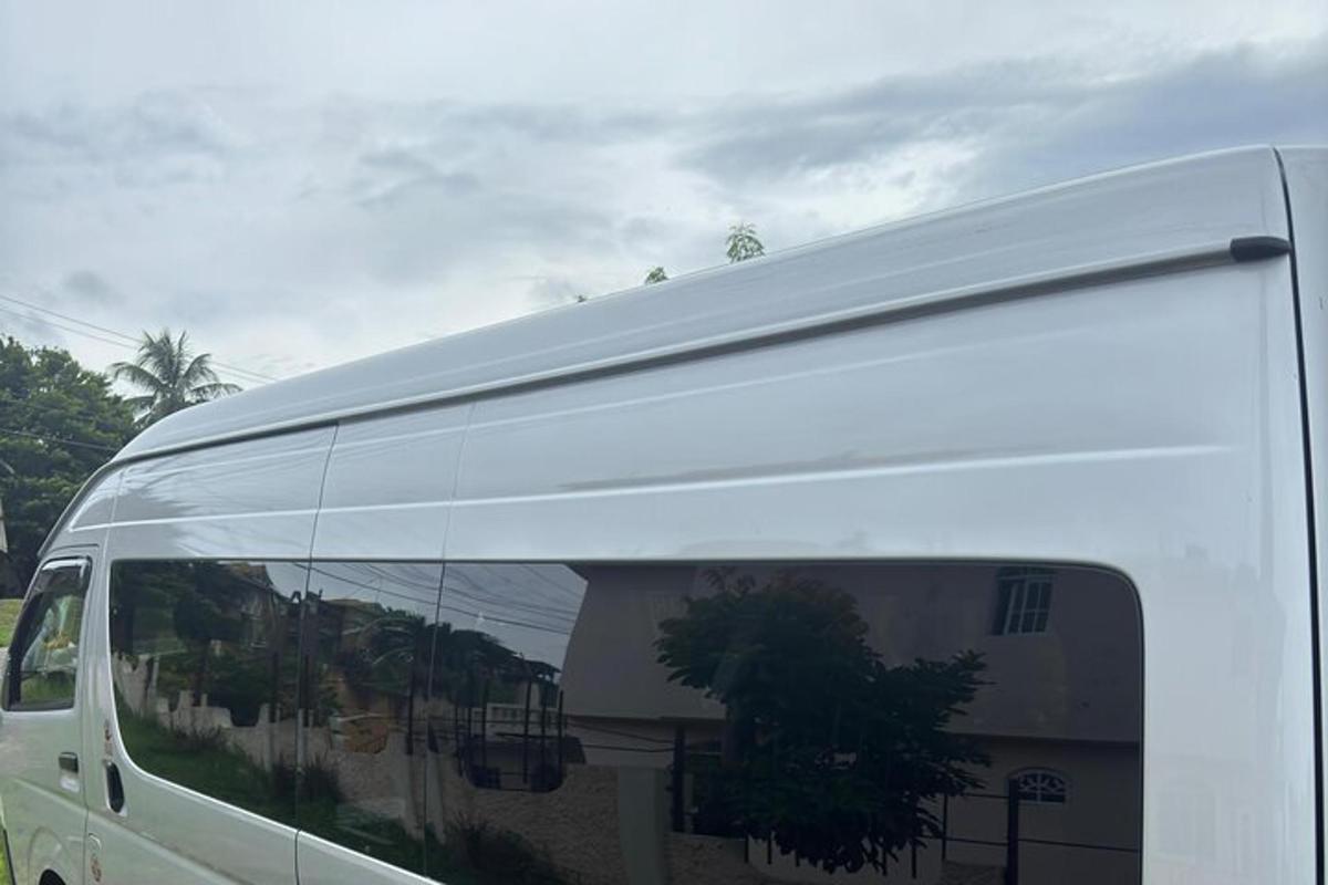 un furgone bianco con il riflesso di un edificio