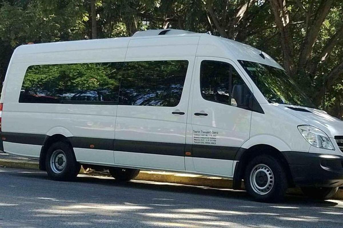 sebuah van putih diletakkan di tepi jalan