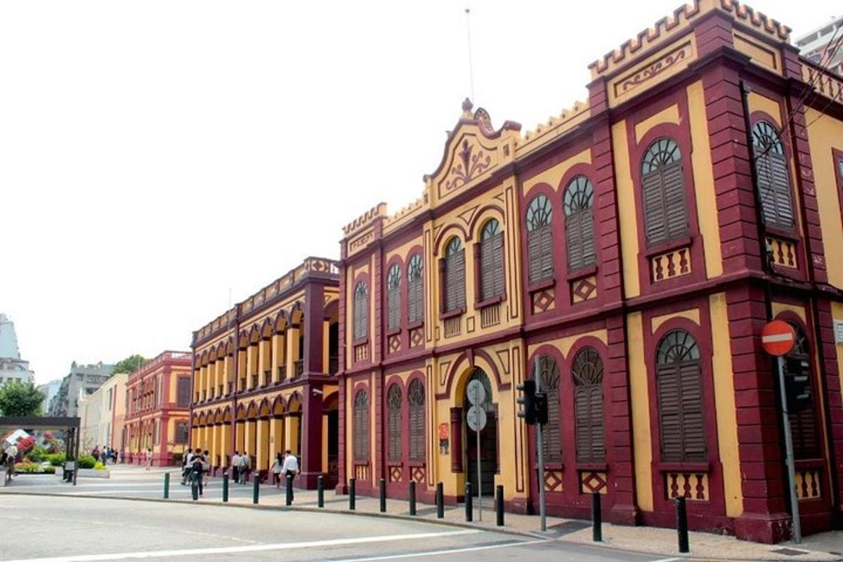 un gran edificio al costado de una calle