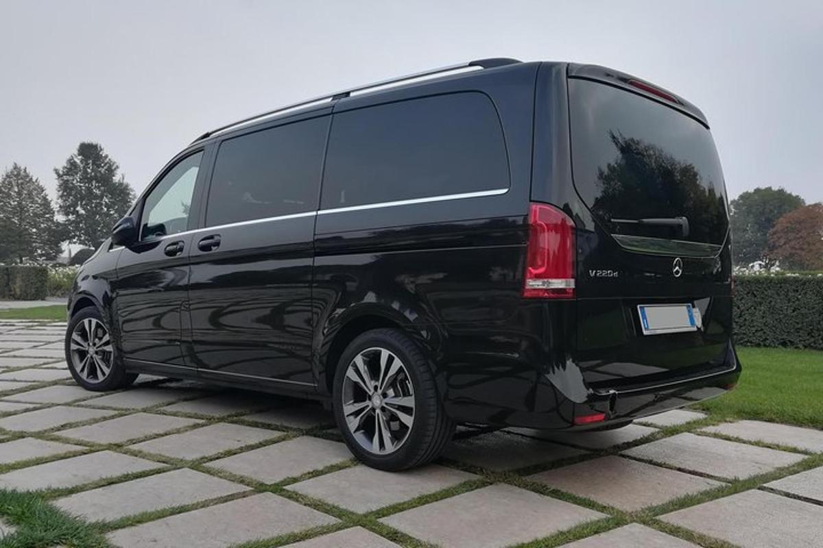 černá dodávka zaparkovaná na parkovišti