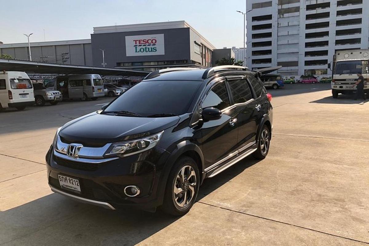 černé auto zaparkované na parkovišti